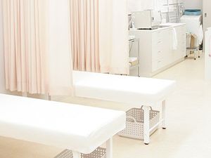 明るい浴室前の洗い場  