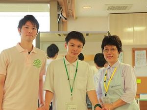 スタッフが並ぶ廊下  