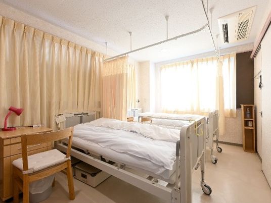 明るい居室のベッド  