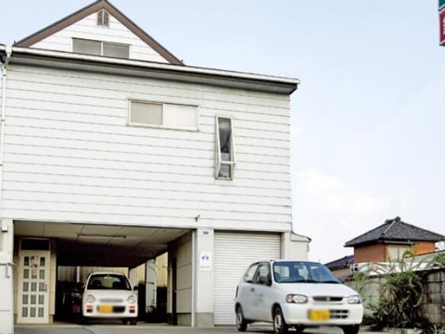外観 外観 広々とした駐車スペースがあり、車での来訪や出勤がしやすい建物です。