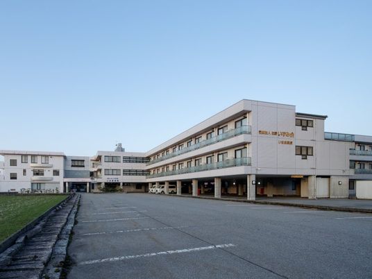 広い建物の外観  