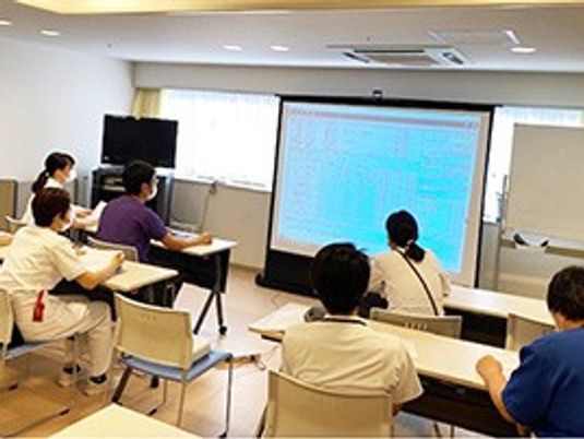 研修室で学ぶ職員たち  