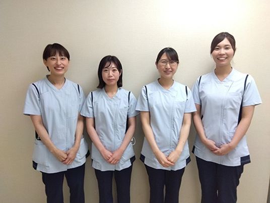 スタッフが並ぶ壁際の様子  