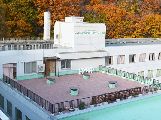 屋上テラスと建物外観  