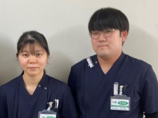 スタッフ2人のスタッフイメージ スタッフイメージ   紺色のユニフォームを着たスタッフ2人が並んで立っています。就業を考える方に、落ち着いた雰囲気が伝わります。