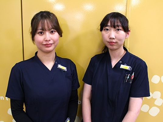 スタッフ2人の立ち姿  