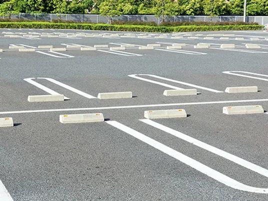 広い駐車場の外観  