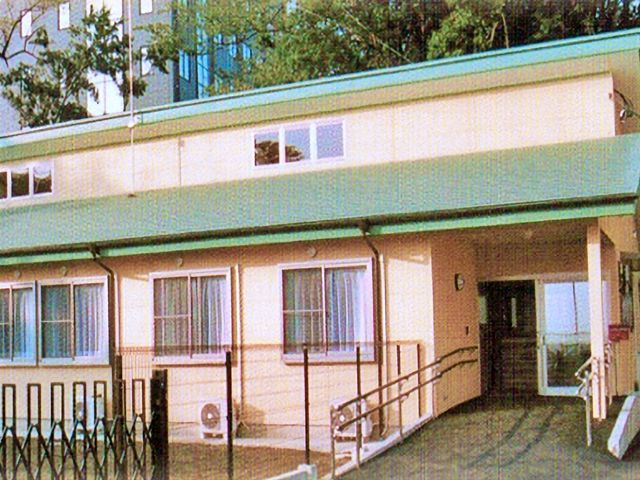 緑屋根の建物 外観 緑色の屋根が特徴の建物です。車椅子でもアクセスしやすいようスロープが設置されています。