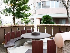 中庭の円形ベンチ  