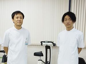 スタッフ2名が立つ機能訓練室  