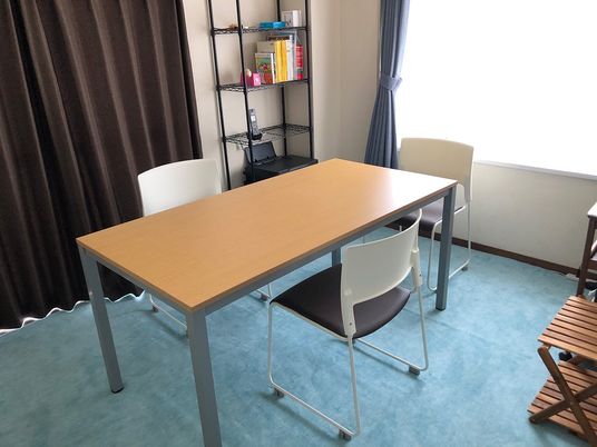 会議用テーブルのある部屋  