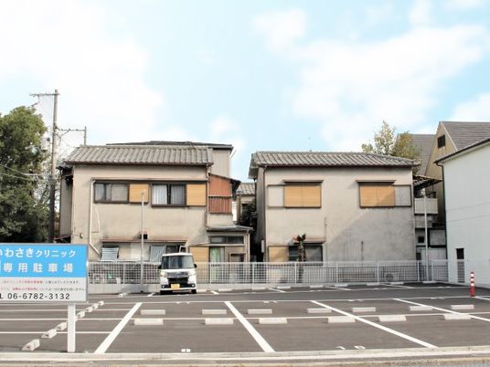 施設の外観と駐車場  