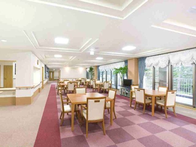 広々とした明るいダイニング ダイニング 窓際の景色が楽しめる広々としたダイニングで、入居者の方々が食事やコミュニケーションを楽しまれています。