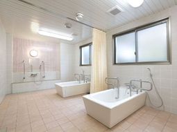 清潔感ある明るい浴室