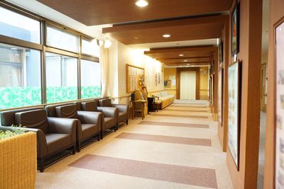 明るい共有ラウンジの様子