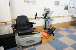 リハビリ機器のある部屋