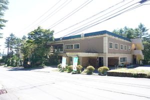 木々に囲まれた建物外観