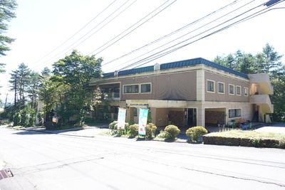 木々に囲まれた建物外観
