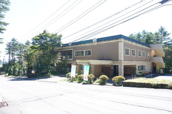 木々に囲まれた建物外観