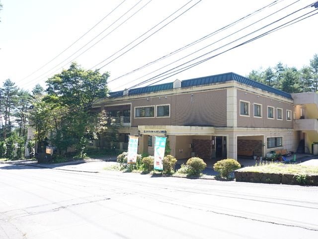 木々に囲まれた建物外観 外観 自然に囲まれた環境で、心地よい日差しが差し込む快適な施設です。将来ともに働く場所をご検討の方におすすめします。