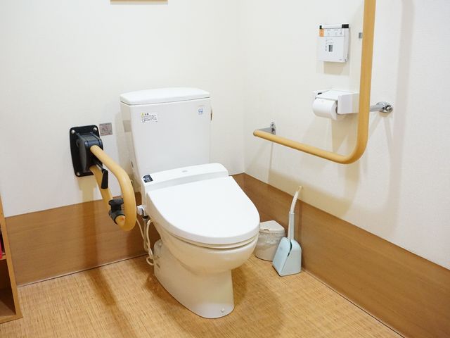 バリアフリートイレ トイレ 安全と使いやすさを考慮したトイレです。手すりが設置されており、安心してご利用いただけます。
