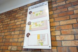 案内板のあるレンガ壁