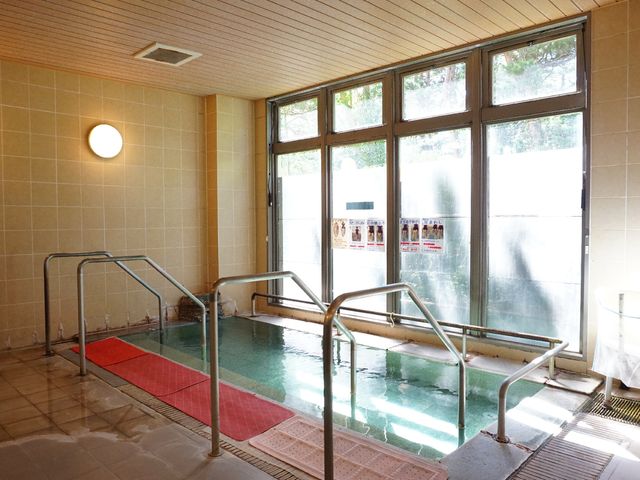 明るい浴室の一角 浴室 明るく清潔感のある施設の浴室です。手すりや広い入口があり、安心してご利用いただけます。