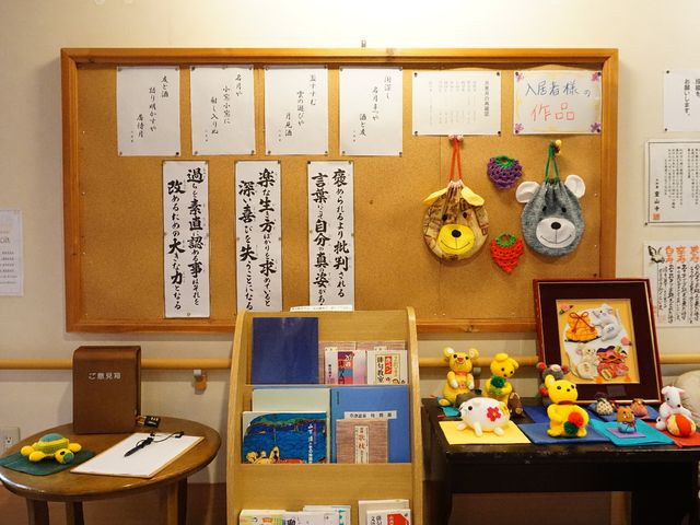 手作り作品の展示コーナー 展示物 カラフルな手仕事の作品が展示された温かみのある空間です。日々の生活に彩りを加え、訪れる人の心を和ませます。
