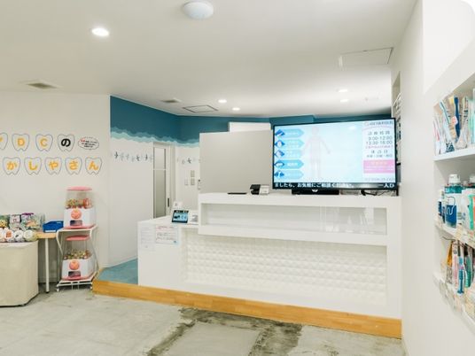 明るい受付カウンター  