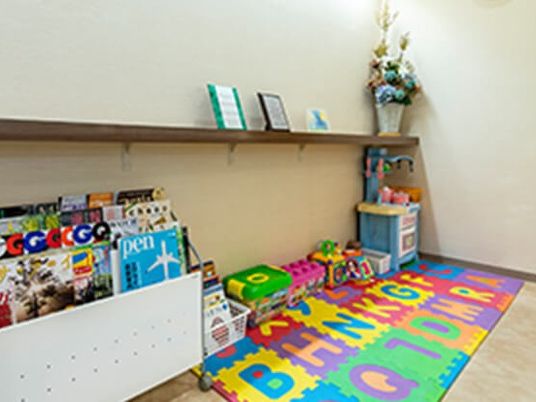 絵本と玩具のある多目的室