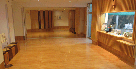 広々とした明るい部屋