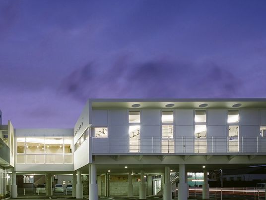 明るい外観の建物  