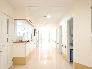 明るい廊下と受付の窓口  