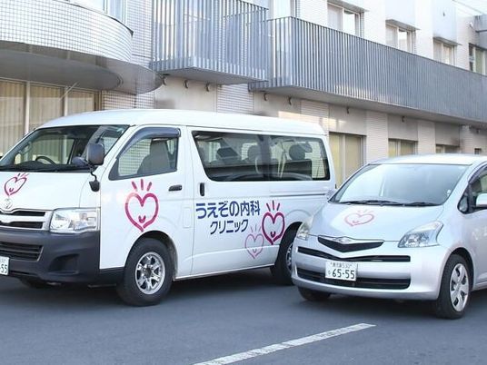 送迎車が並ぶ外観  