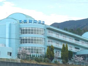 山並み背景の病院外観  