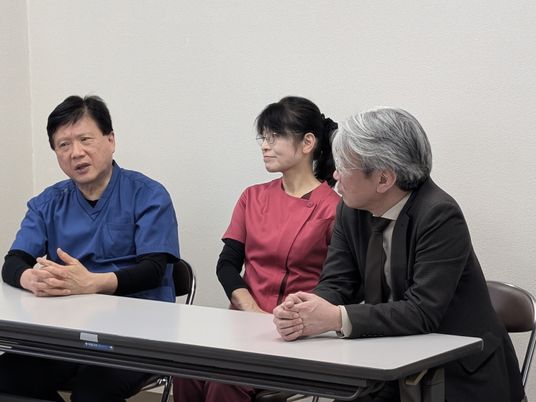 打ち合わせする3人の様子  