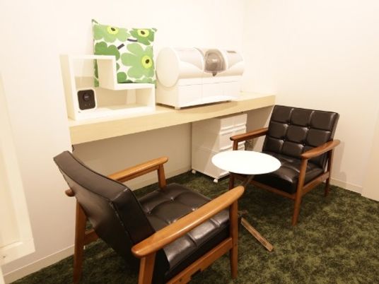 休憩用の椅子がある部屋  