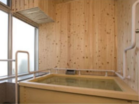 「グランヴィル前橋（介護付・住宅型複合施設）」の浴室。ヒノキを使った浴槽は、木の香り独特で、楽しみながら入浴ができる。