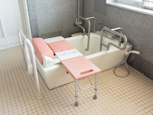湯船には入浴補助機器を設置しており、入居者様に入浴タイムを楽しんでもらえる。湯船の中にも手すりがあり安心できる。