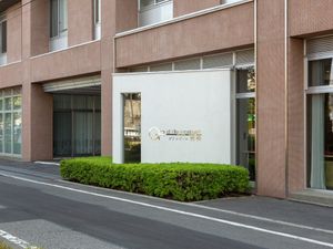 清潔感のある建物エントランス 