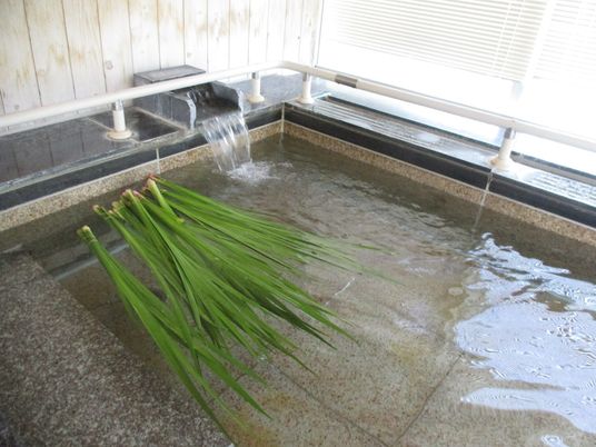 花が浮く浴槽の一角  