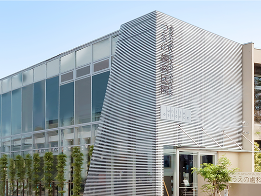 明るい外観の建物  