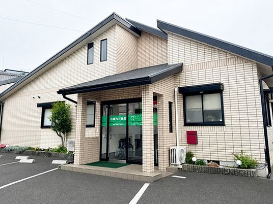 施設の正面外観  