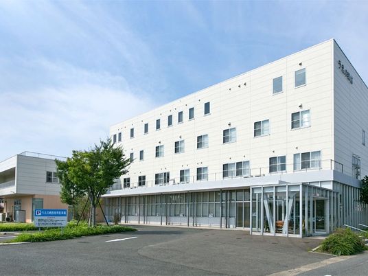 明るい建物の外観  