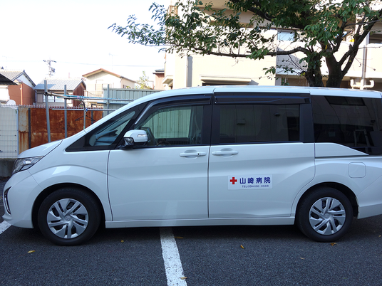 送迎車と駐車場  