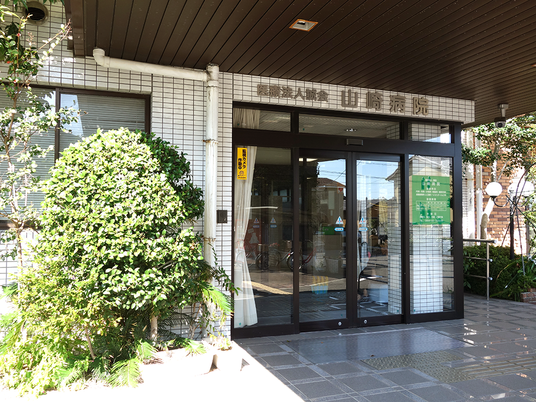 病院の玄関先  