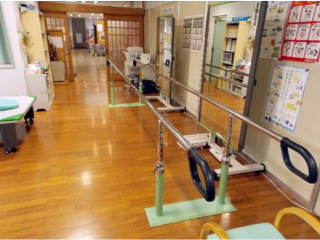 手すり付きの廊下 廊下   木目の床が広がる明るい廊下です。手すりが設置されており、移動しやすい環境になっています。