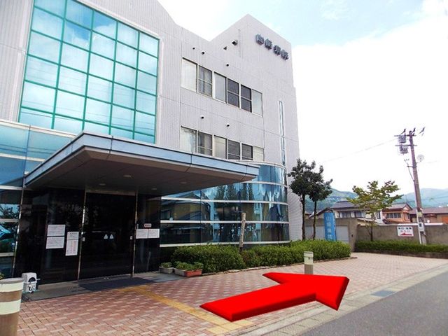 施設の外観 外観   大きなガラス面が印象的な建物で、出入口まわりもゆとりがあります。就業前に施設全体の雰囲気をつかみやすい外観です。