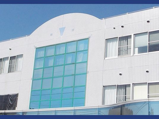 白い建物の外観  
