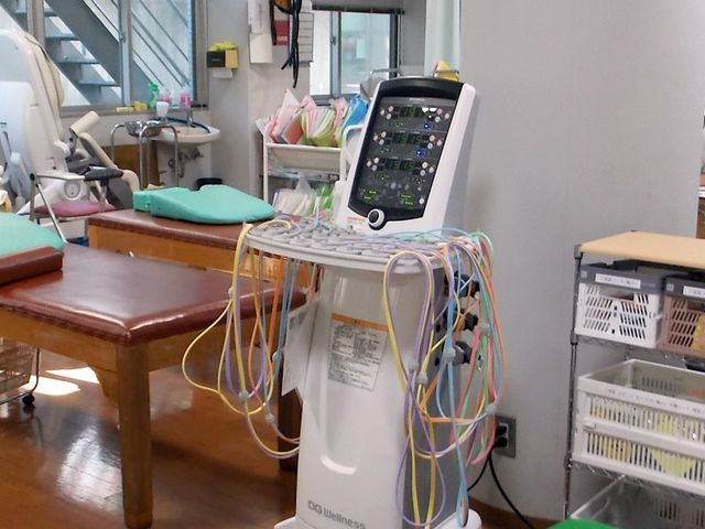 機器のある機能訓練室 機能訓練室   訓練用ベッドや機器が並ぶ、リハビリに使いやすい空間です。窓から光が入り、落ち着いて作業しやすい雰囲気です。